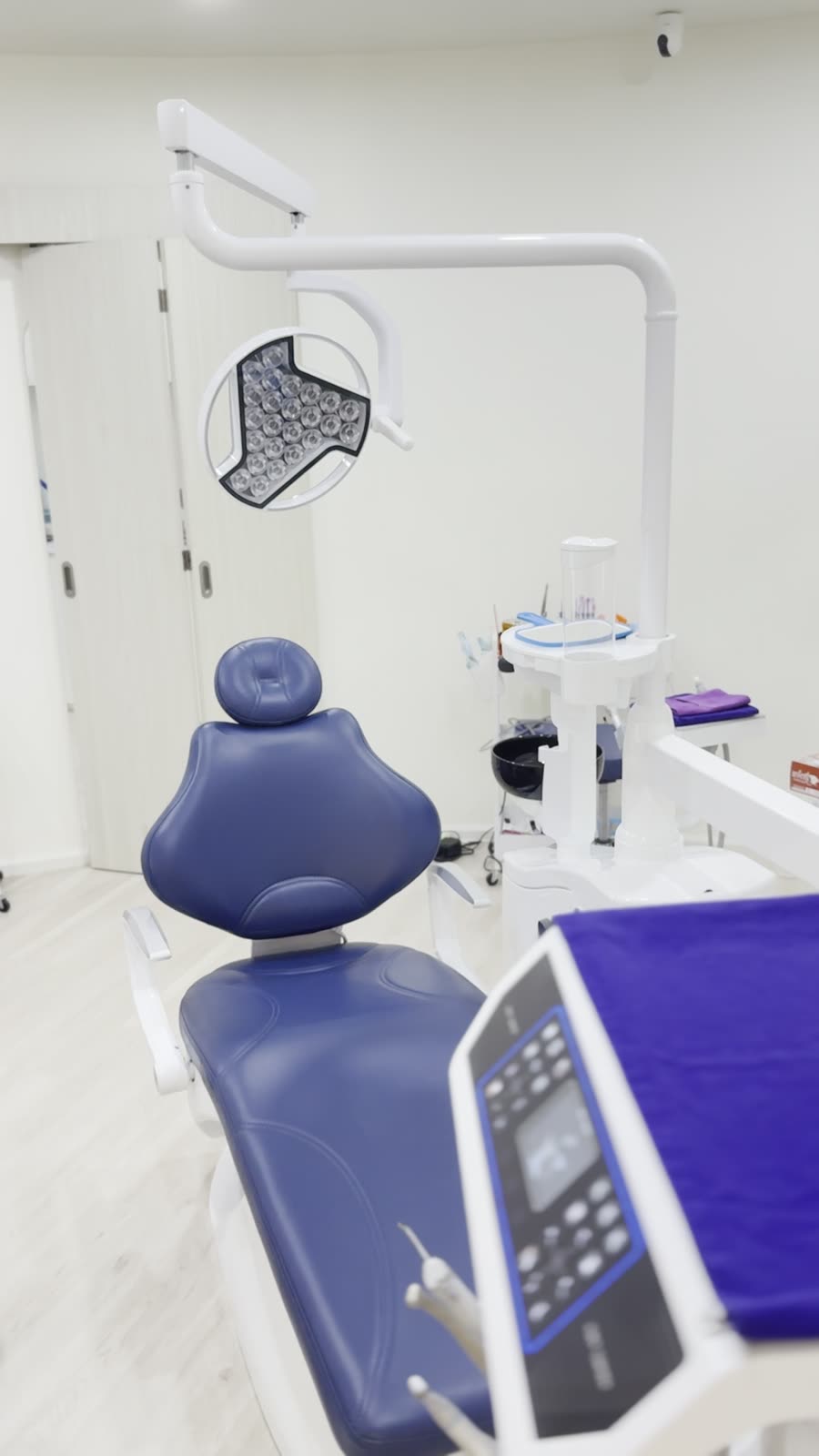 เก้าอี้ทำฟันในห้องตรวจ Blue Whale Dental