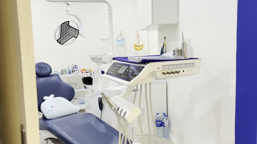 ห้องตรวจพร้อมเก้าอี้ทำฟันของคลินิก Blue Whale Dental