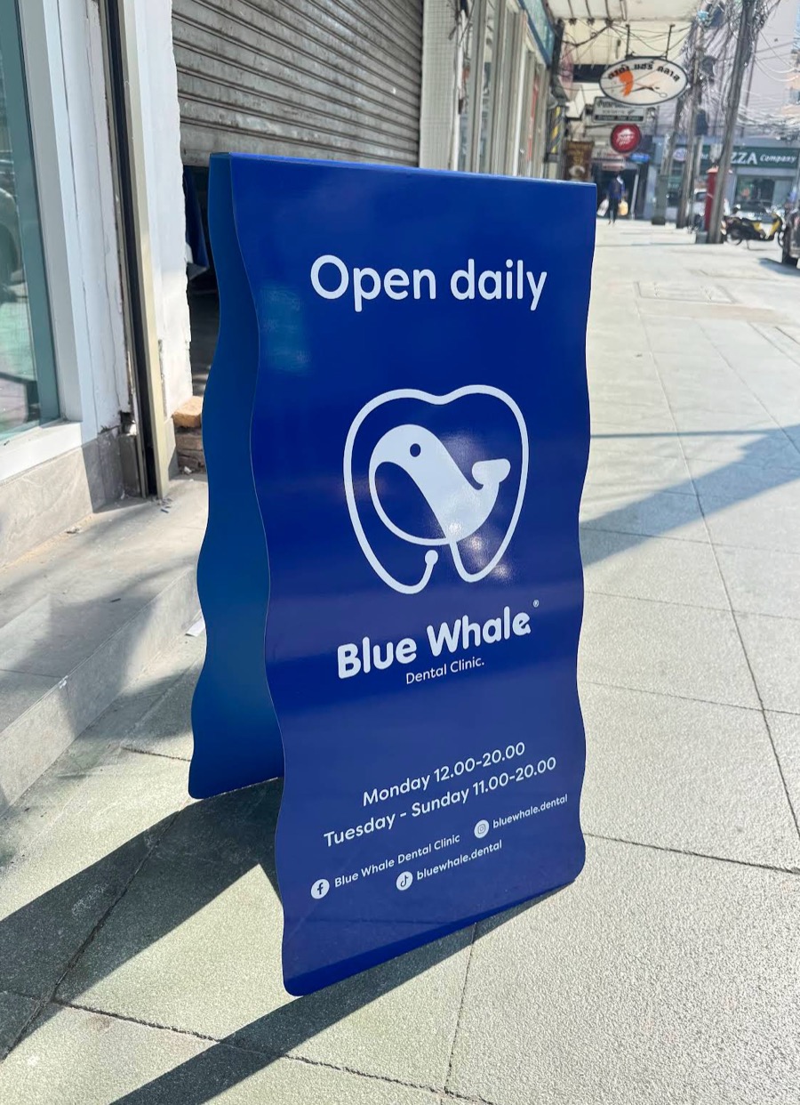 ป้าย Open Daily หน้าคลินิก Blue Whale Dental