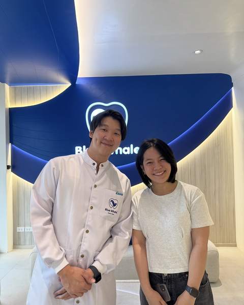 คนไข้ถ่ายภาพคู่กับทันตแพทย์ที่คลินิก