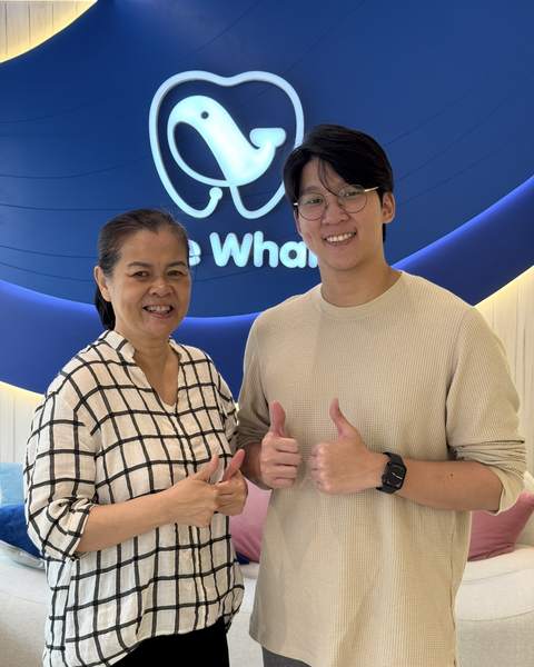 คนไข้ถ่ายภาพคู่กับทันตแพทย์ที่คลินิก