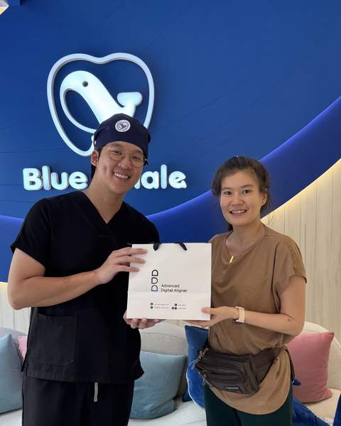 คนไข้ถ่ายภาพคู่กับทันตแพทย์ที่คลินิก