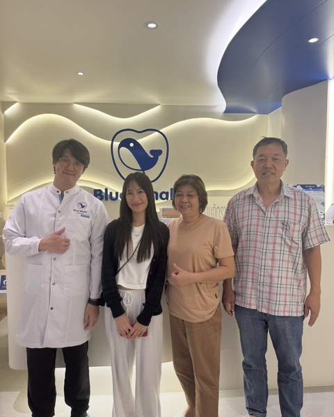 คนไข้ถ่ายภาพคู่กับทันตแพทย์ที่คลินิก