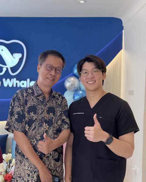 คนไข้ถ่ายภาพคู่กับทันตแพทย์ที่คลินิก